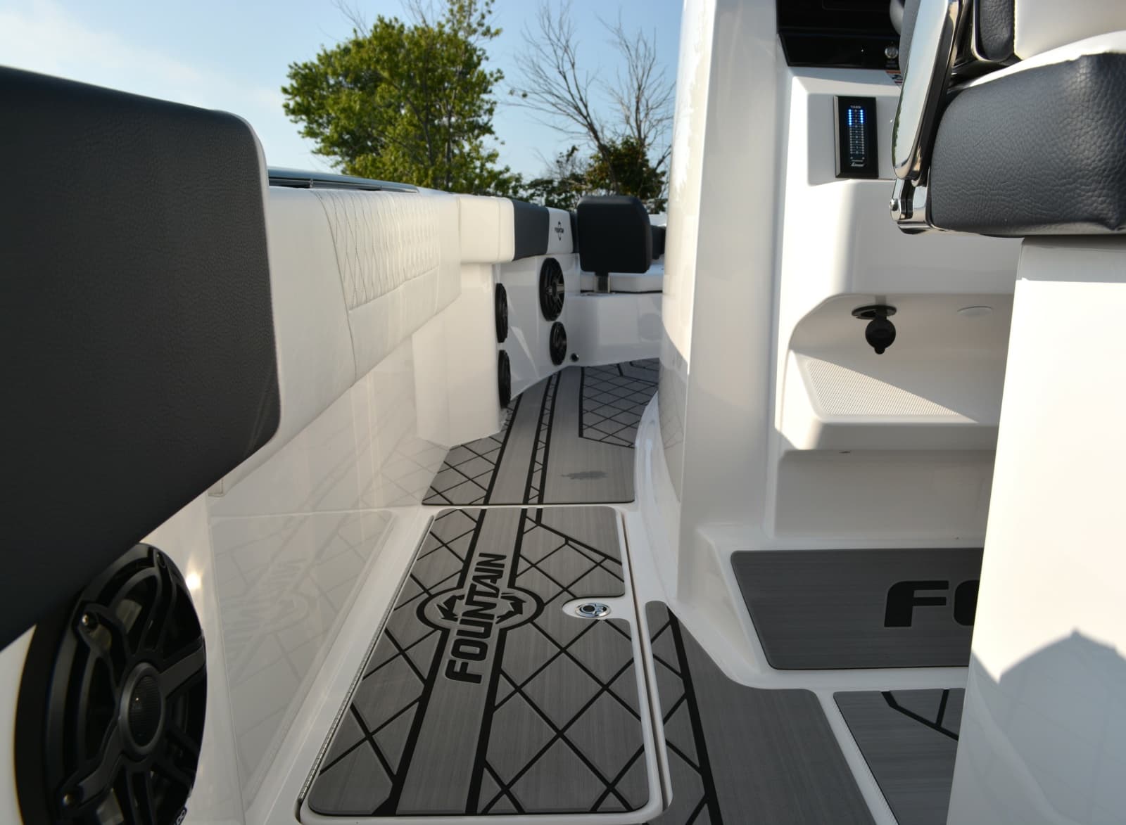 2025 Fountain 32 NX - Photo 11