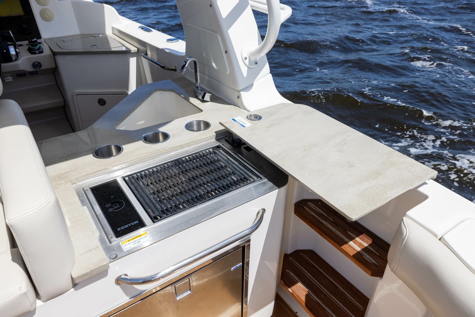 2021 Boston Whaler Realm - Photo 43