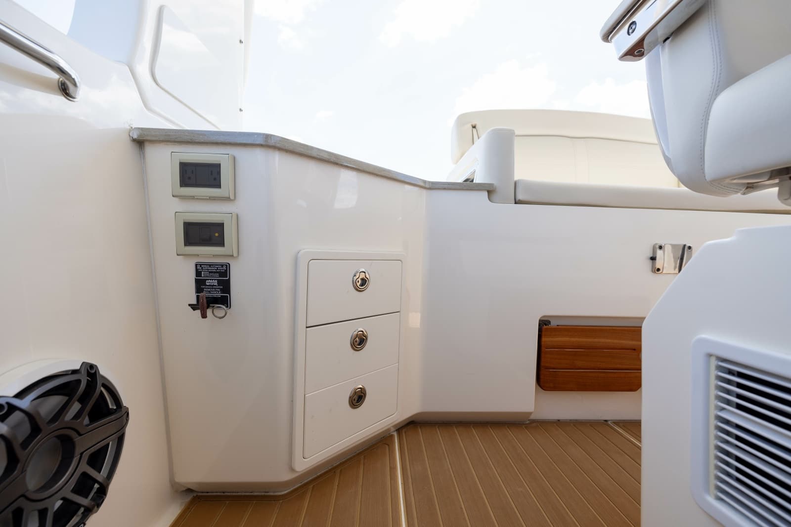 2021 Boston Whaler Realm - Photo 38