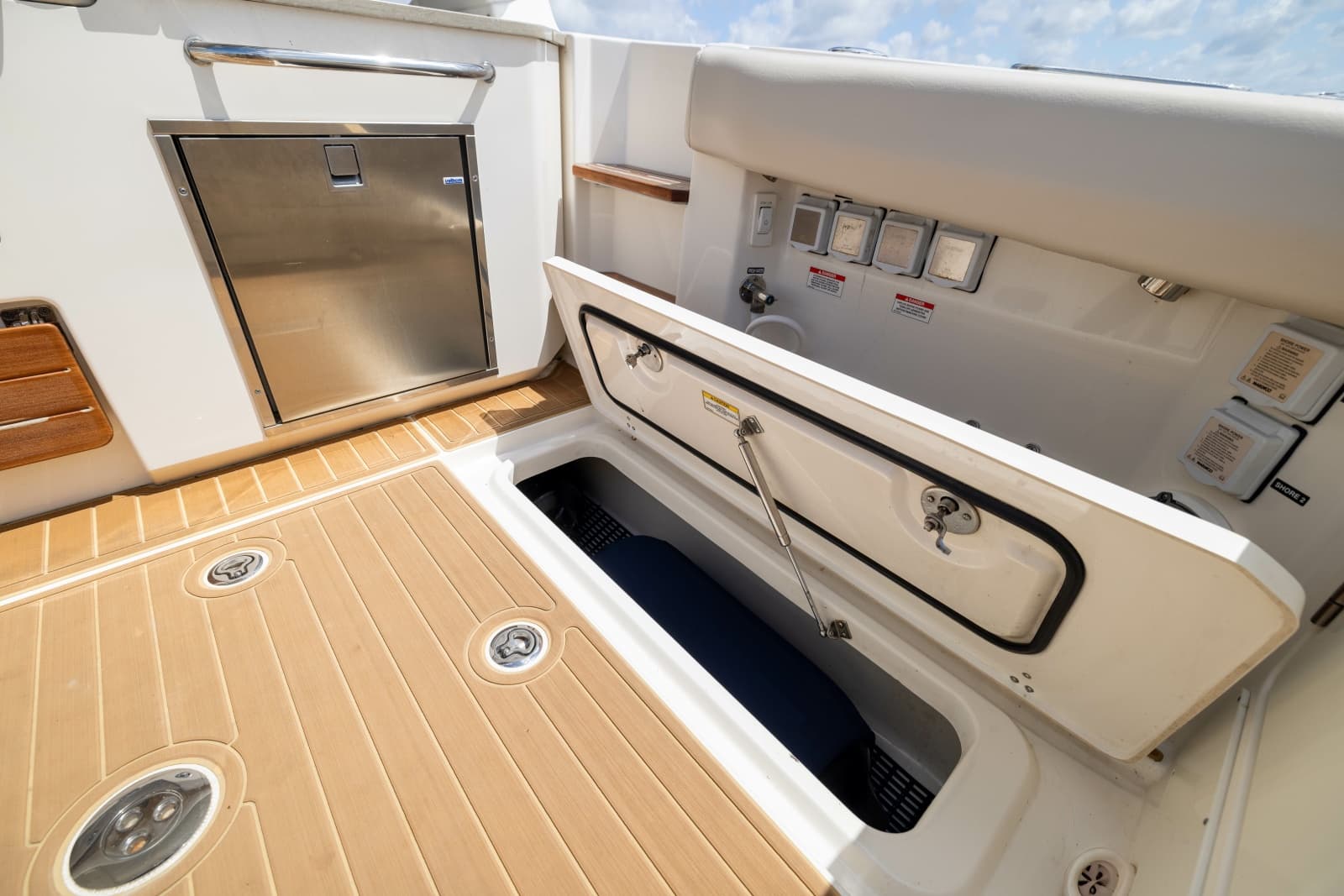 2021 Boston Whaler Realm - Photo 56