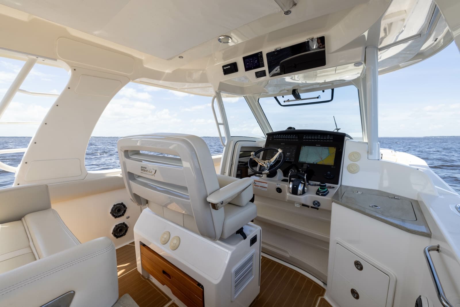 2021 Boston Whaler Realm - Photo 24