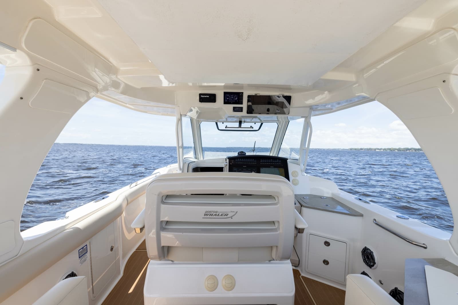 2021 Boston Whaler Realm - Photo 23
