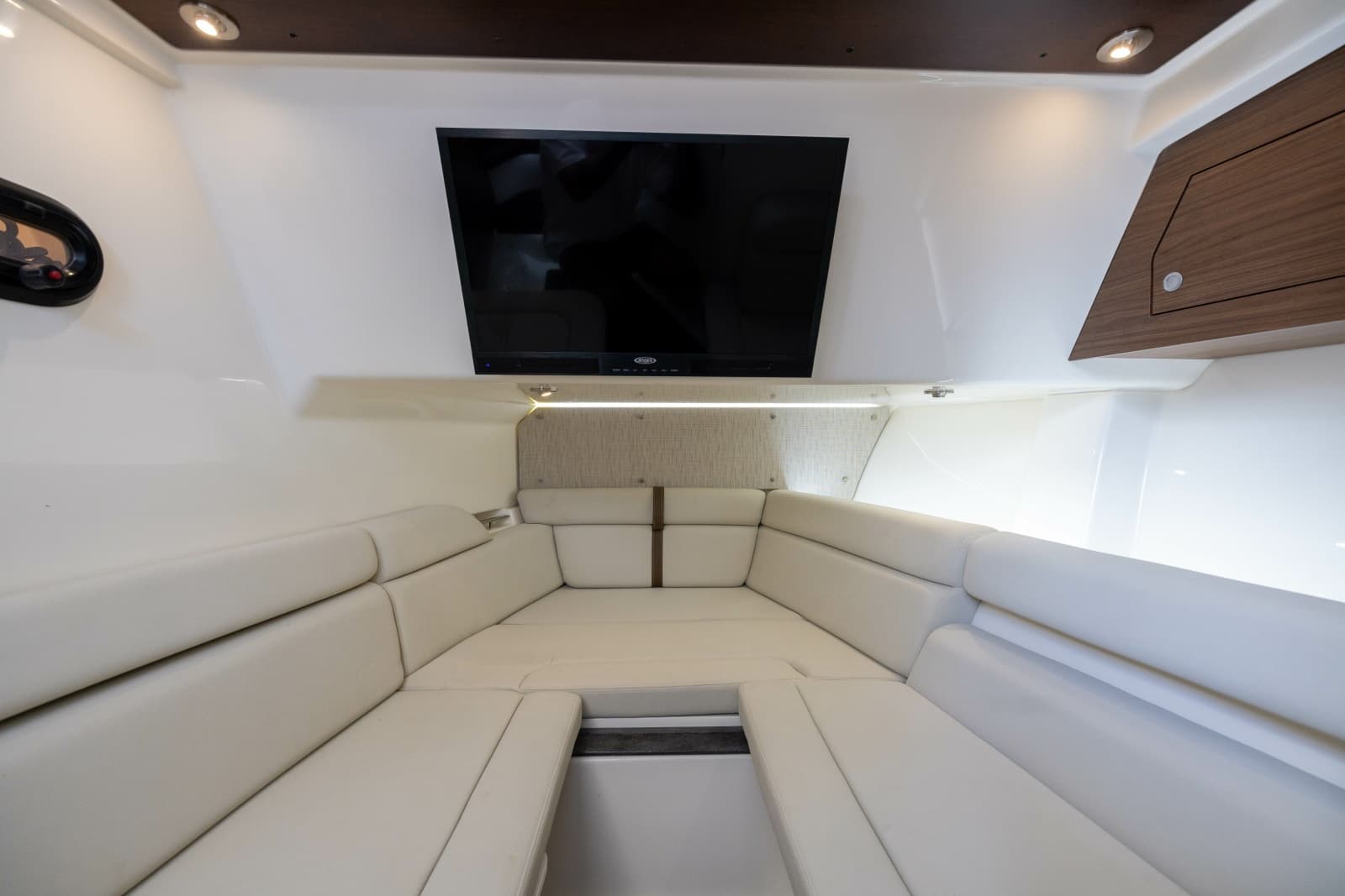 2021 Boston Whaler Realm - Photo 63