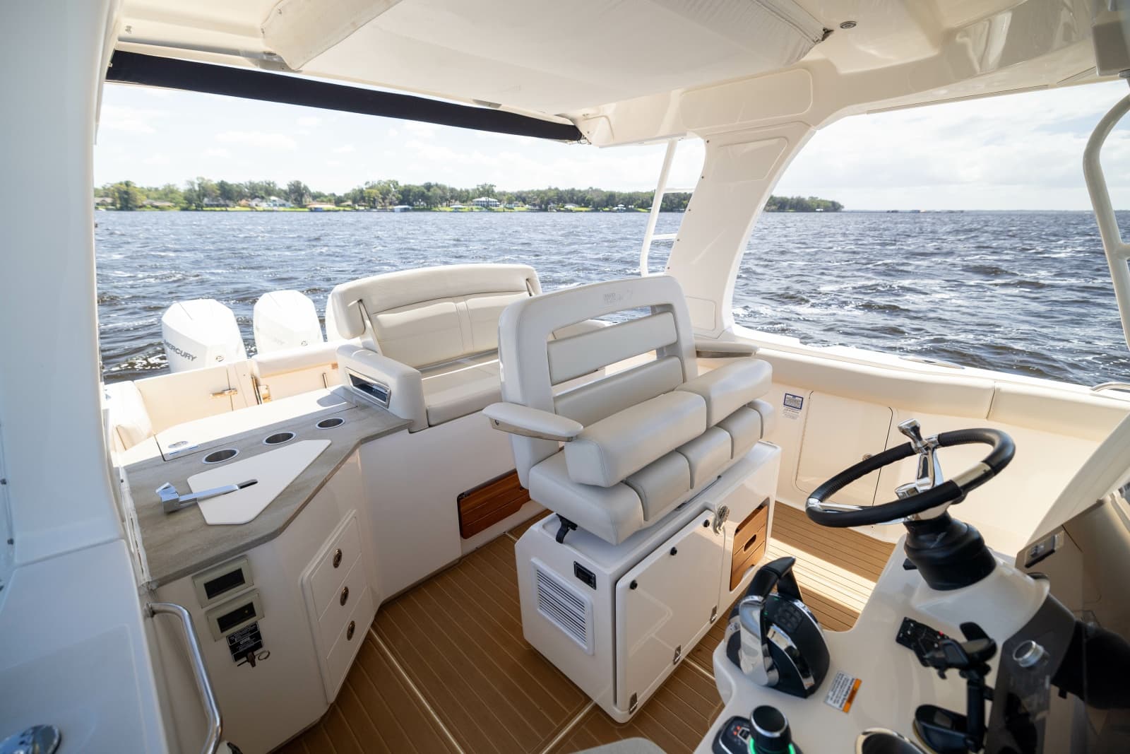 2021 Boston Whaler Realm - Photo 33