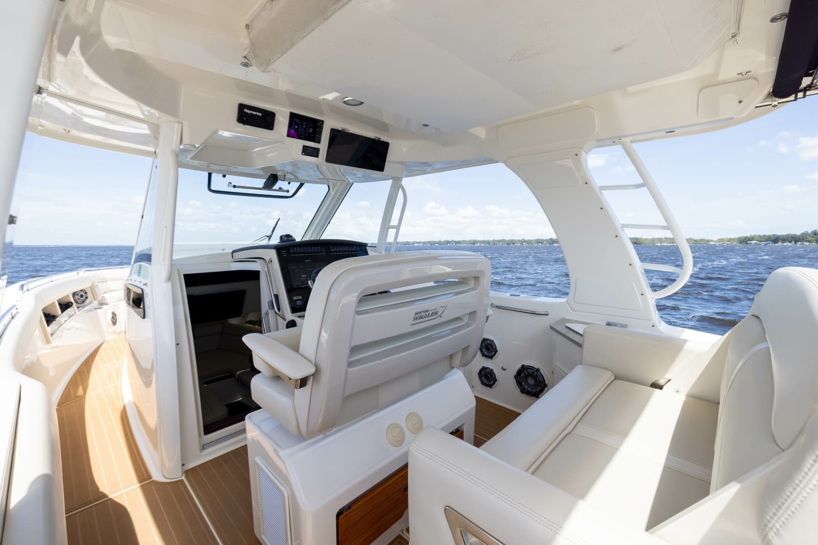 2021 Boston Whaler Realm - Photo 25