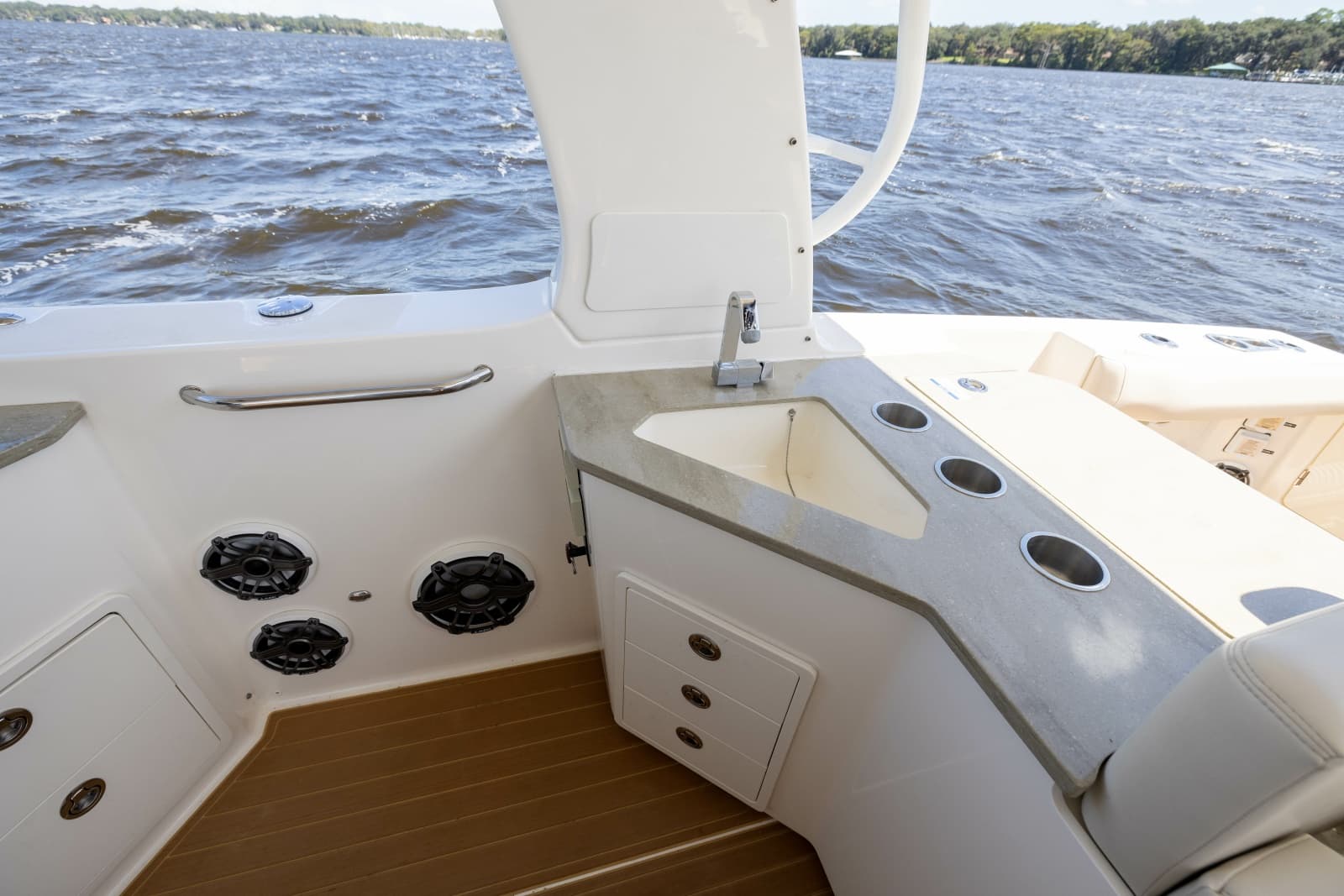 2021 Boston Whaler Realm - Photo 37