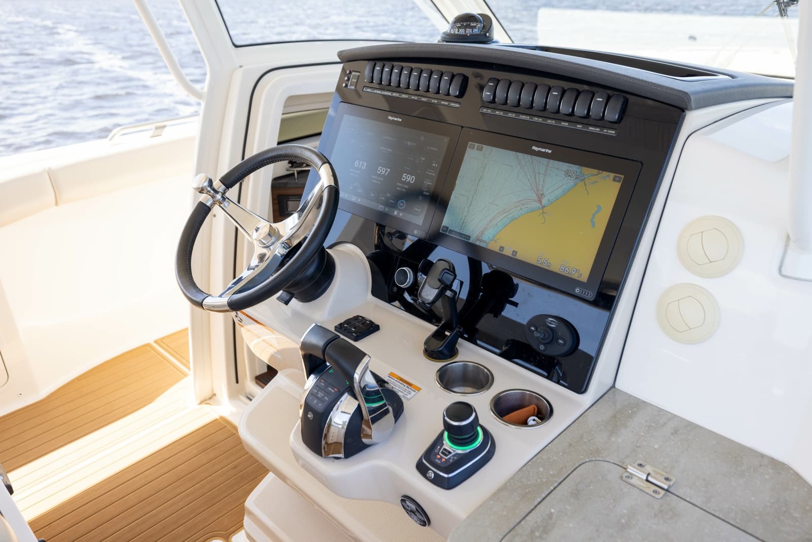 2021 Boston Whaler Realm - Photo 27