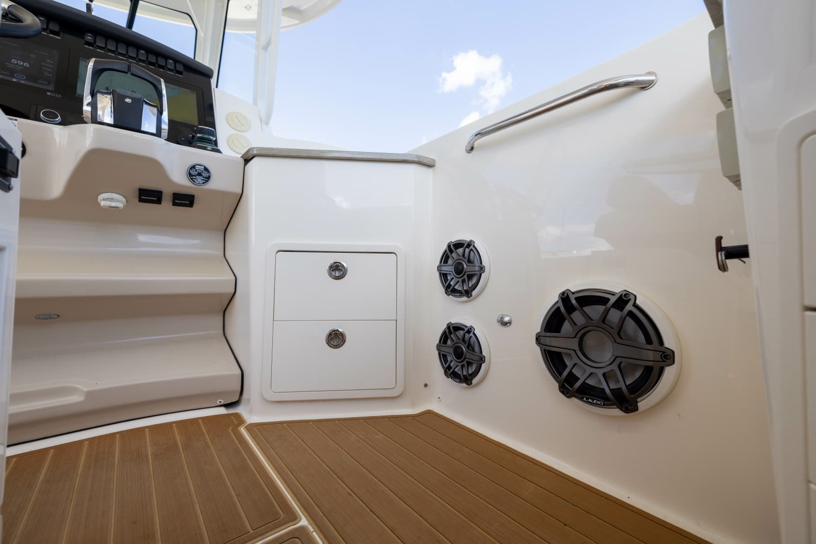 2021 Boston Whaler Realm - Photo 31