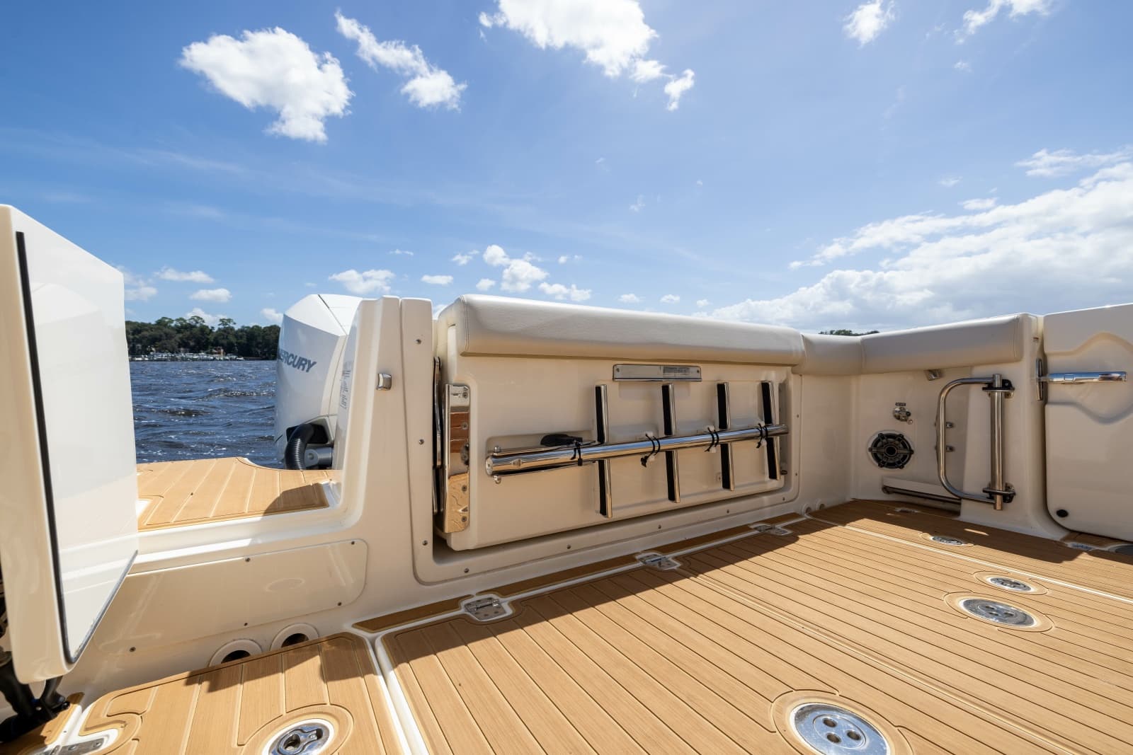 2021 Boston Whaler Realm - Photo 49