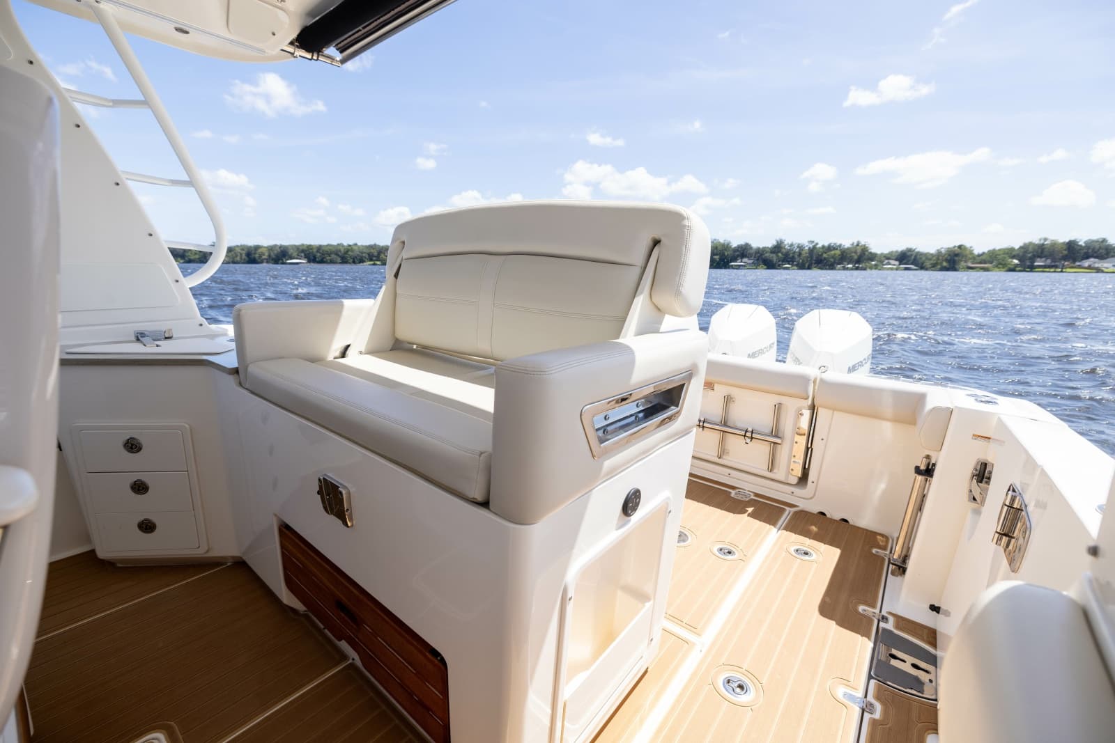 2021 Boston Whaler Realm - Photo 36