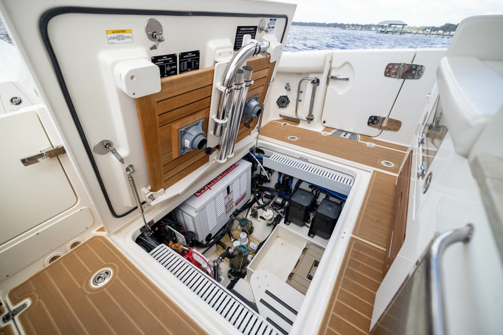 2021 Boston Whaler Realm - Photo 59