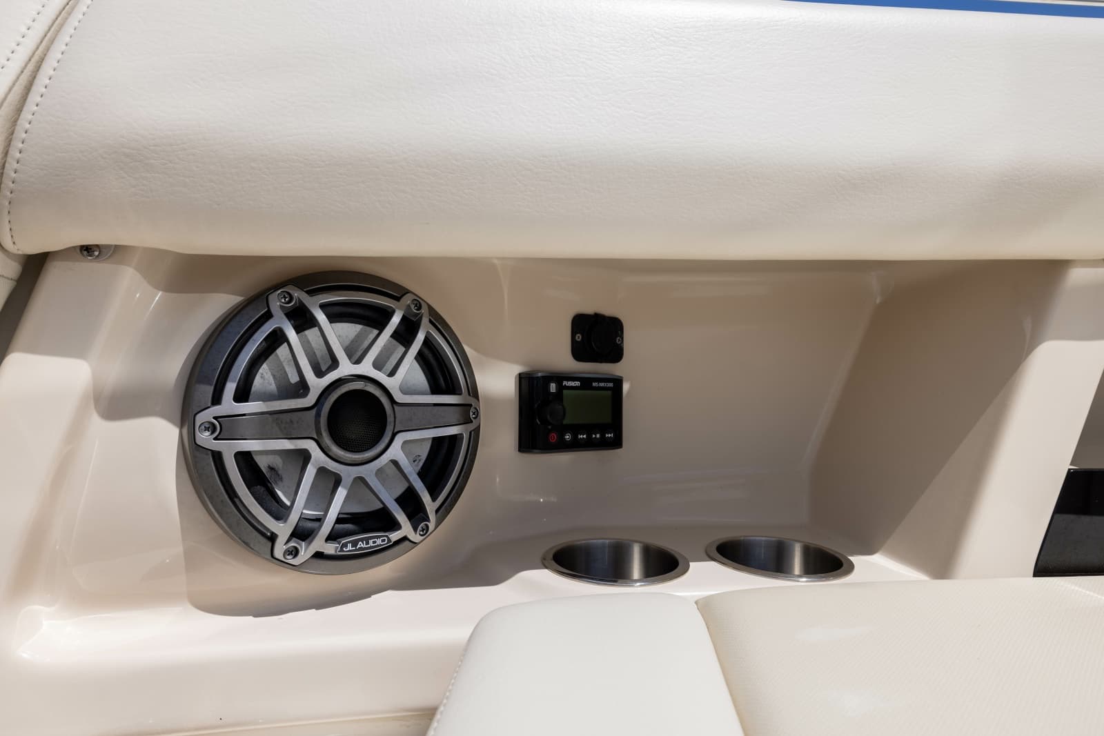 2021 Boston Whaler Realm - Photo 17