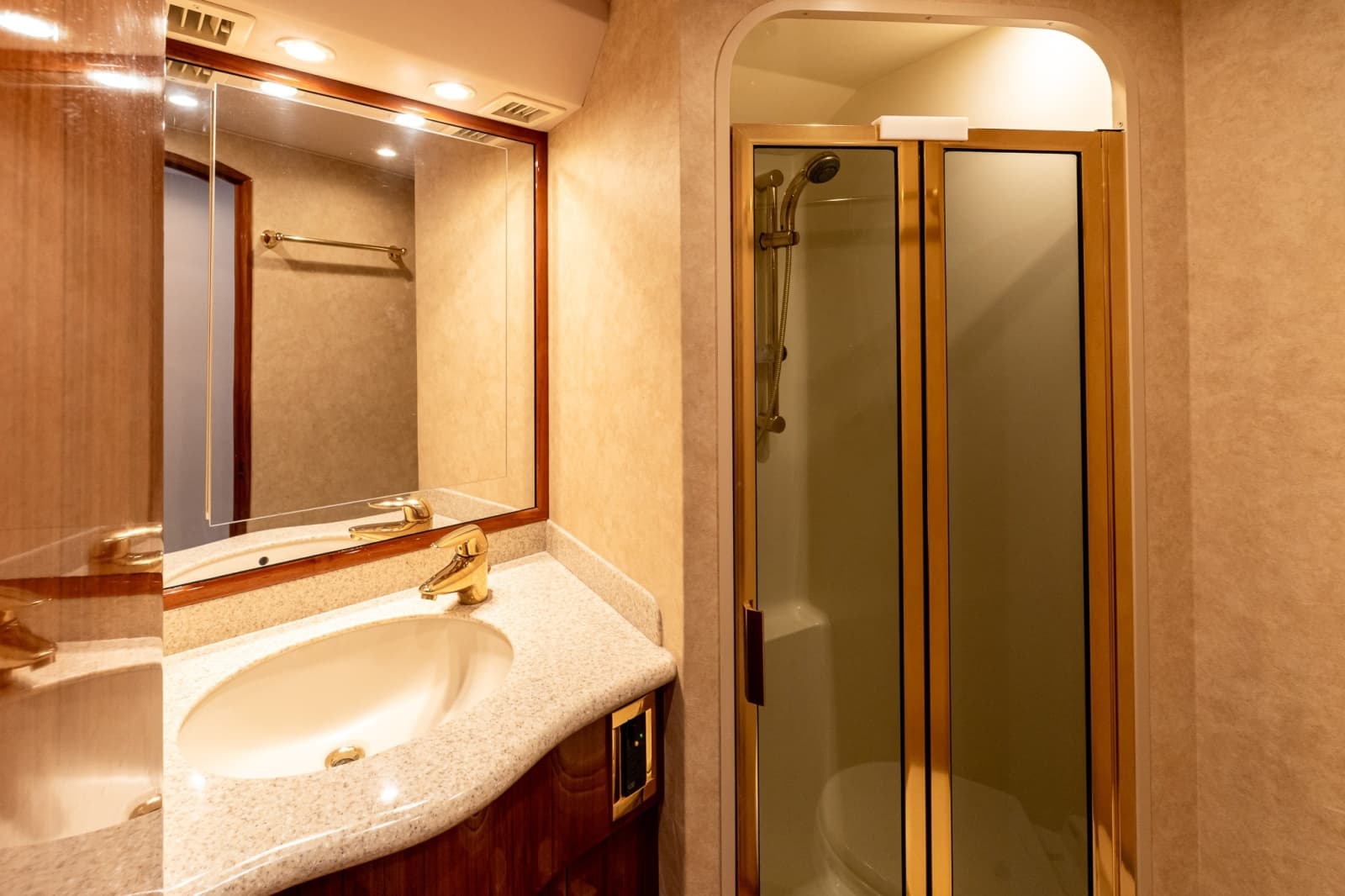 2007 Viking 48 Convertible - Photo 51