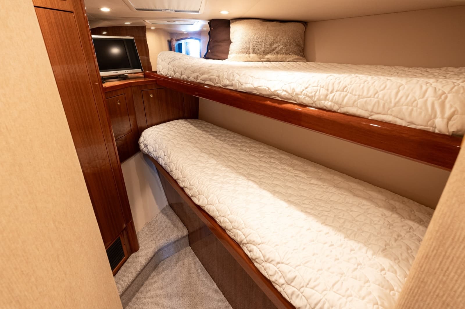 2007 Viking 48 Convertible - Photo 46