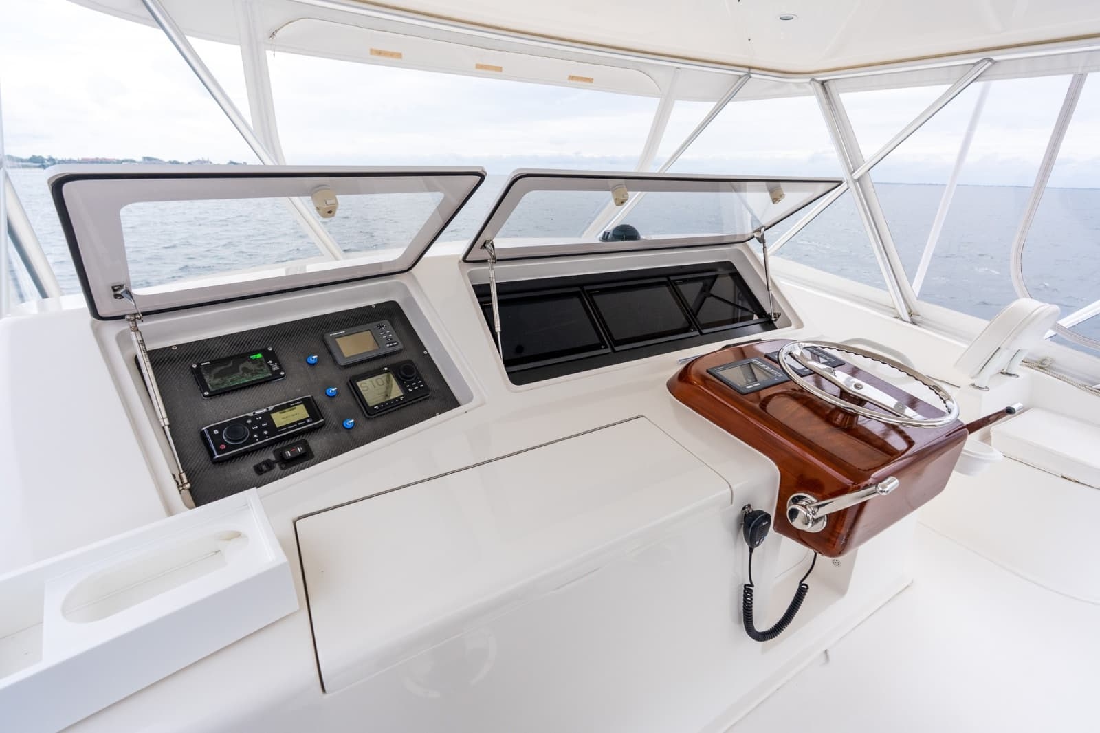 2007 Viking 48 Convertible - Photo 23