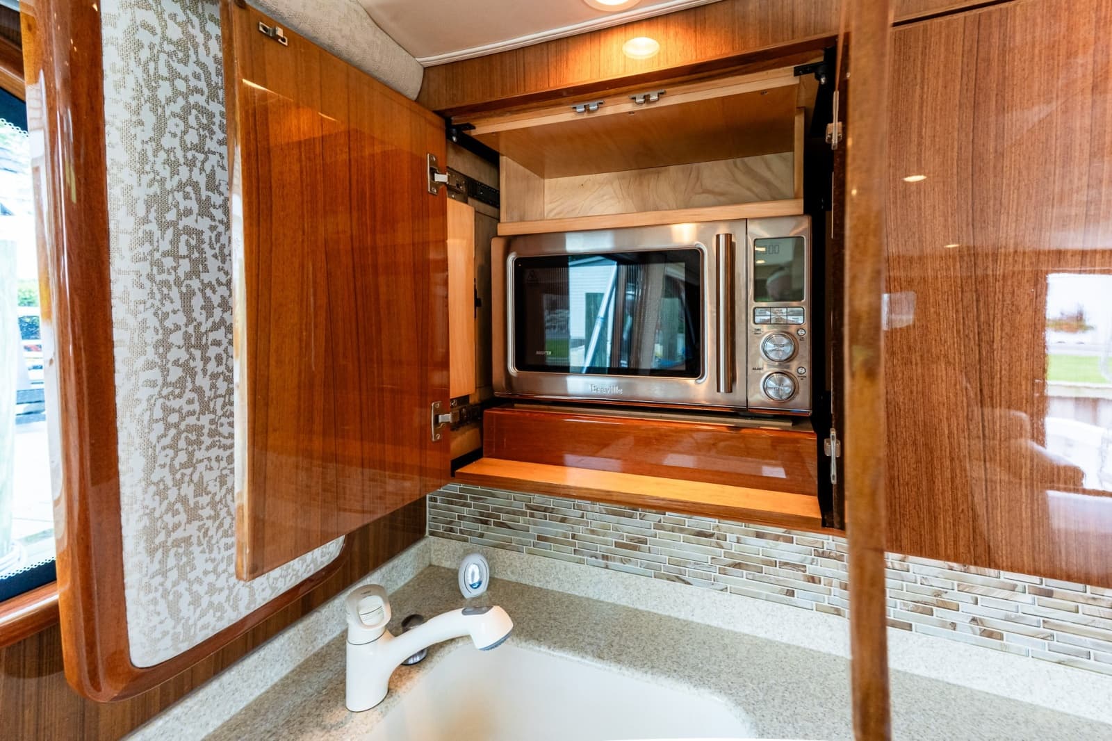 2007 Viking 48 Convertible - Photo 44