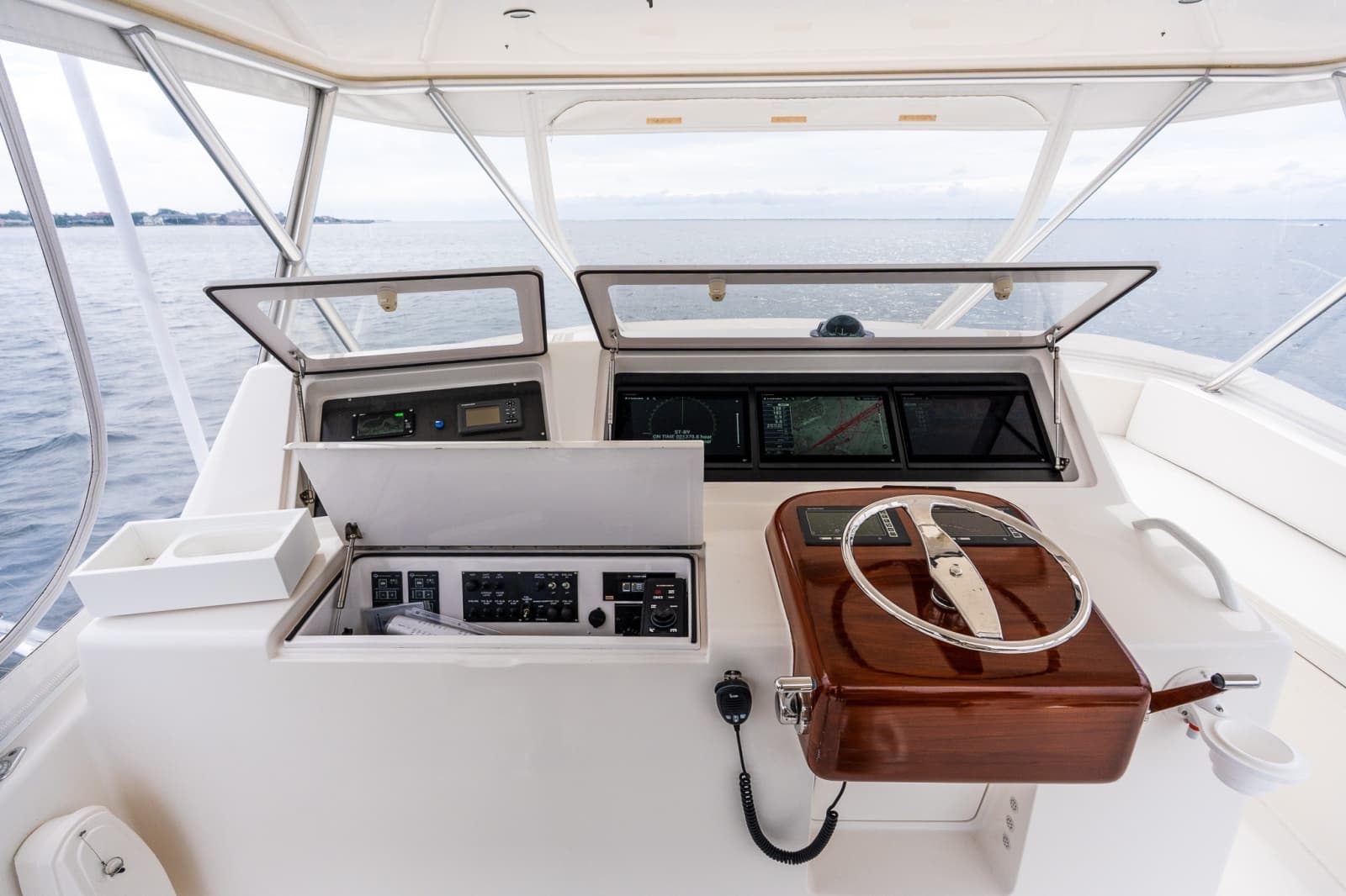 2007 Viking 48 Convertible - Photo 20