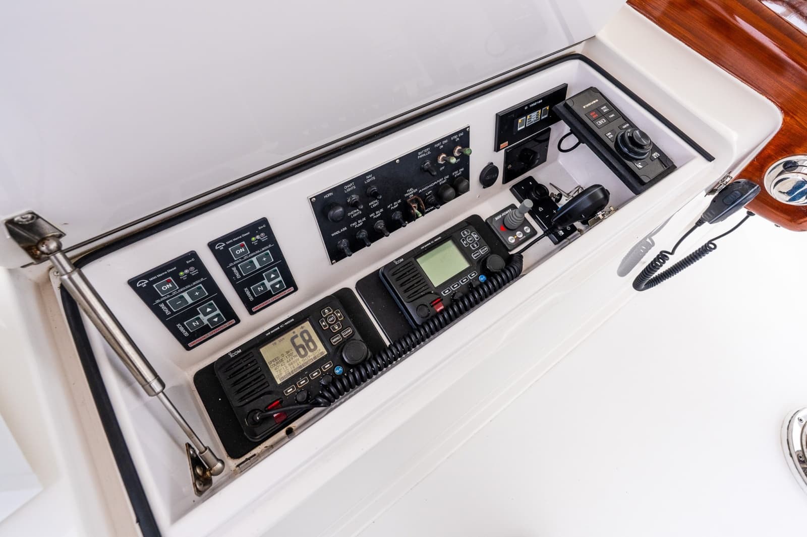 2007 Viking 48 Convertible - Photo 73