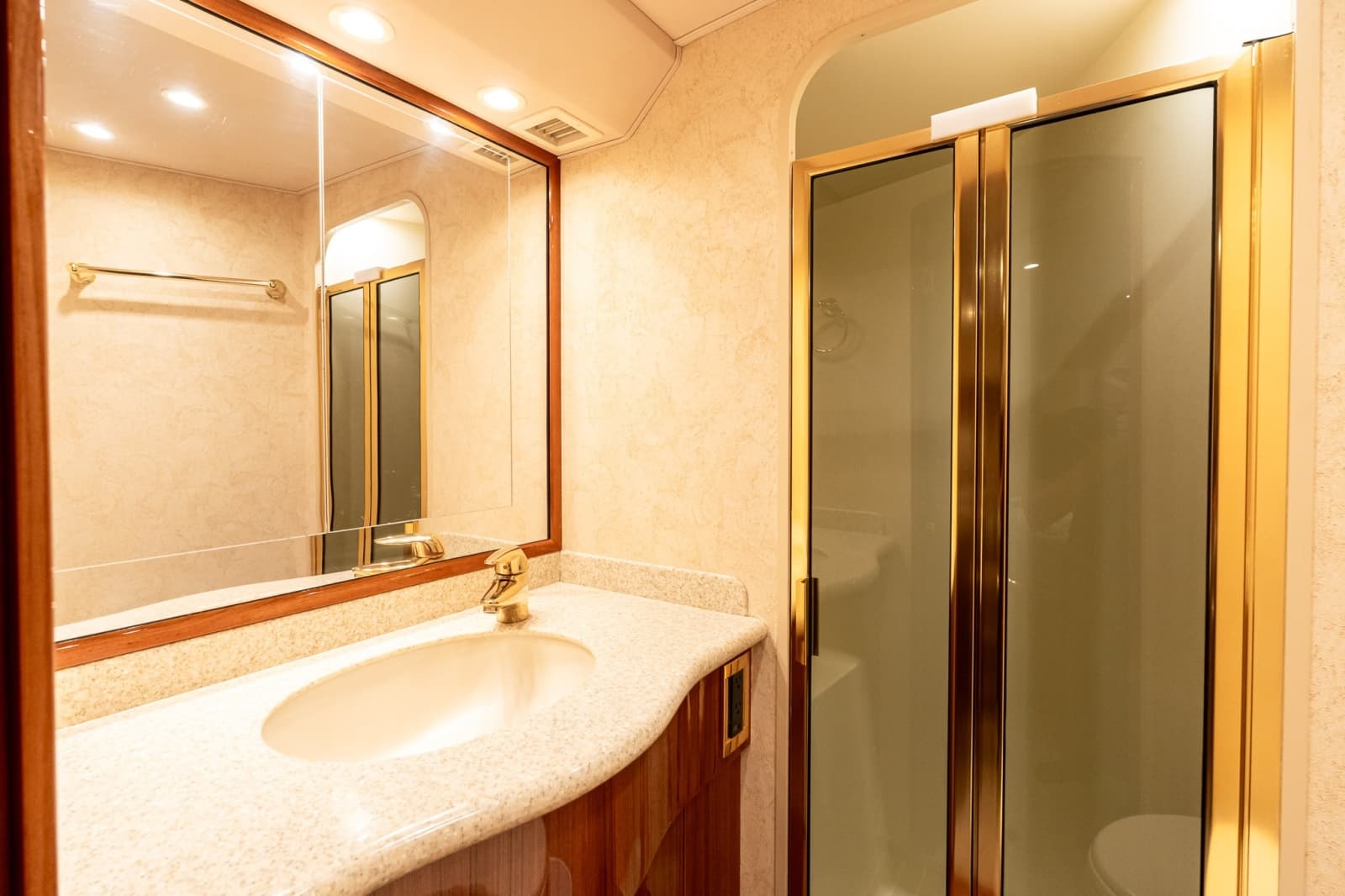 2007 Viking 48 Convertible - Photo 52