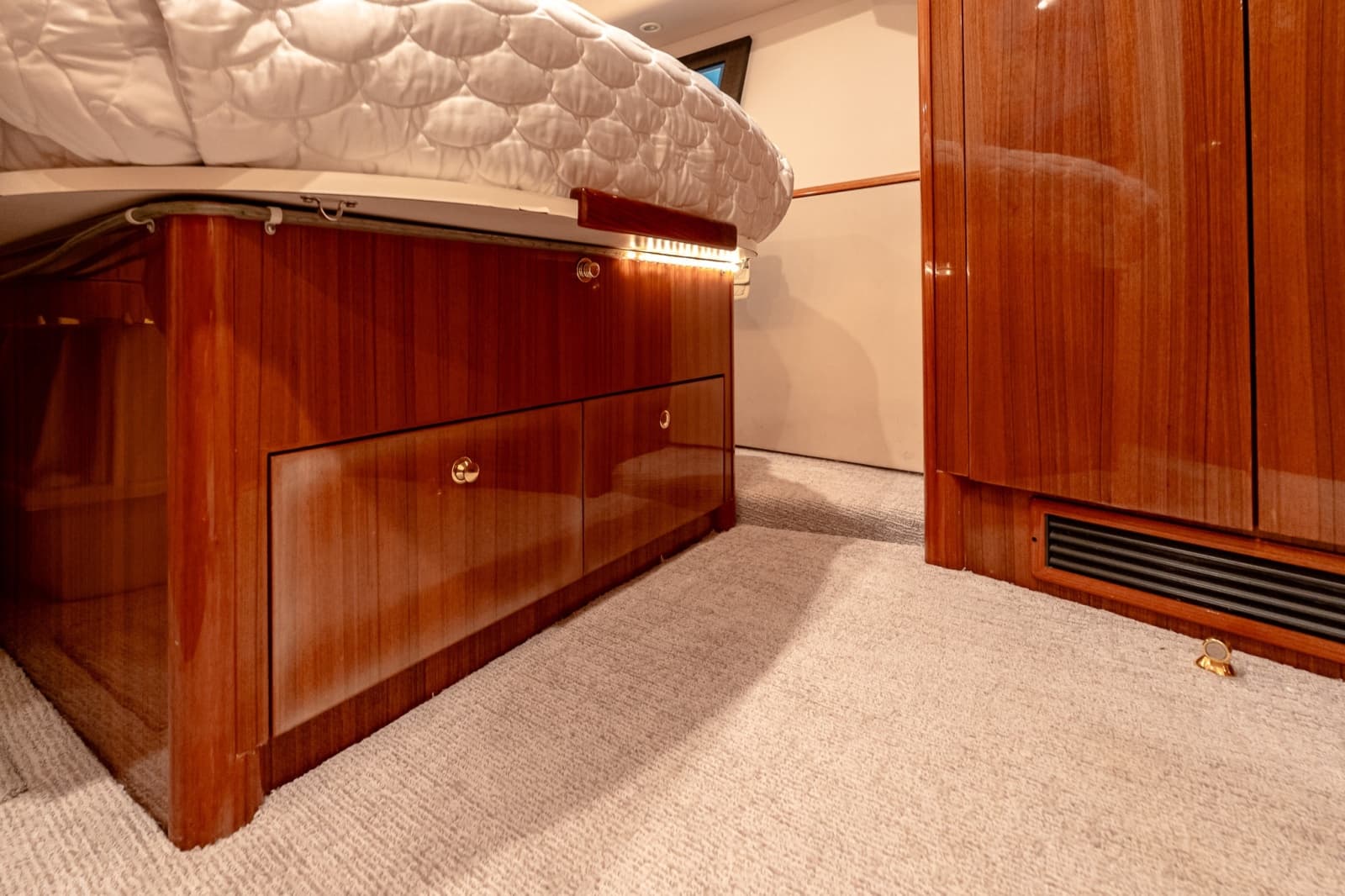 2007 Viking 48 Convertible - Photo 43