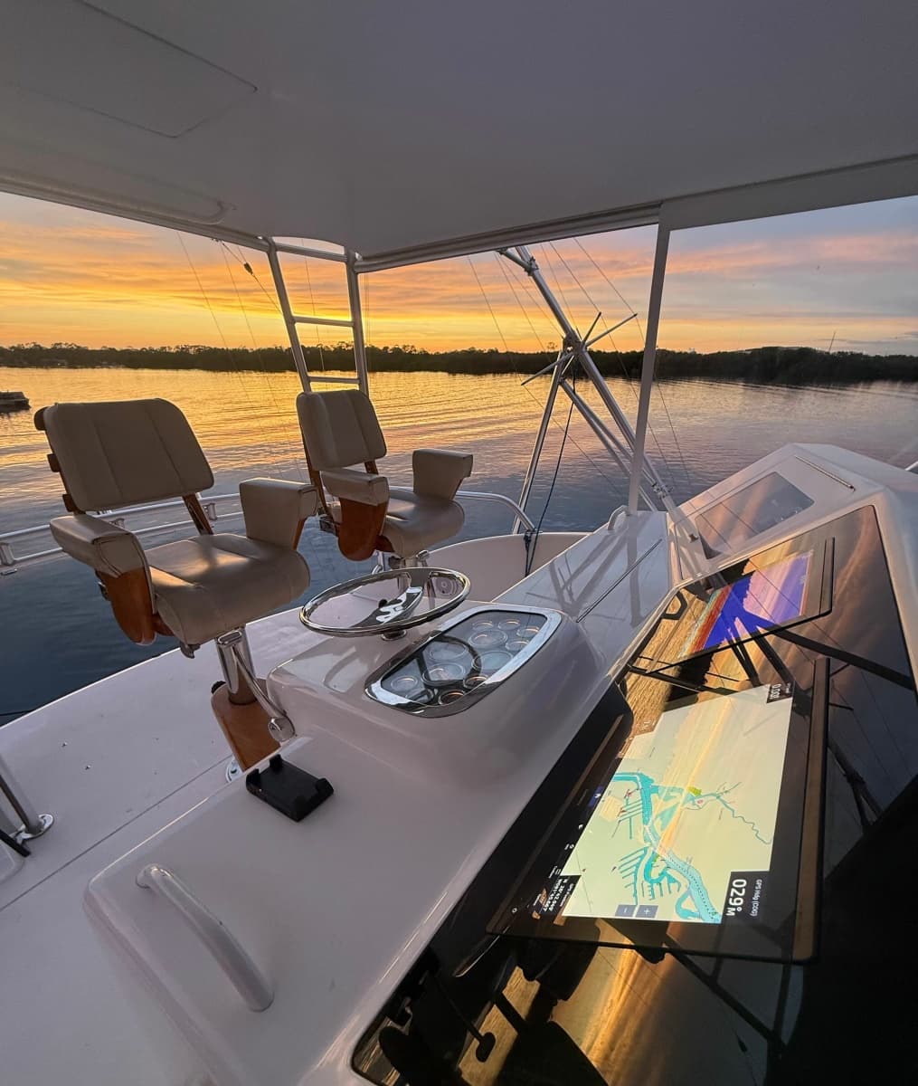 2002 Viking 52 Convertible - Photo 7