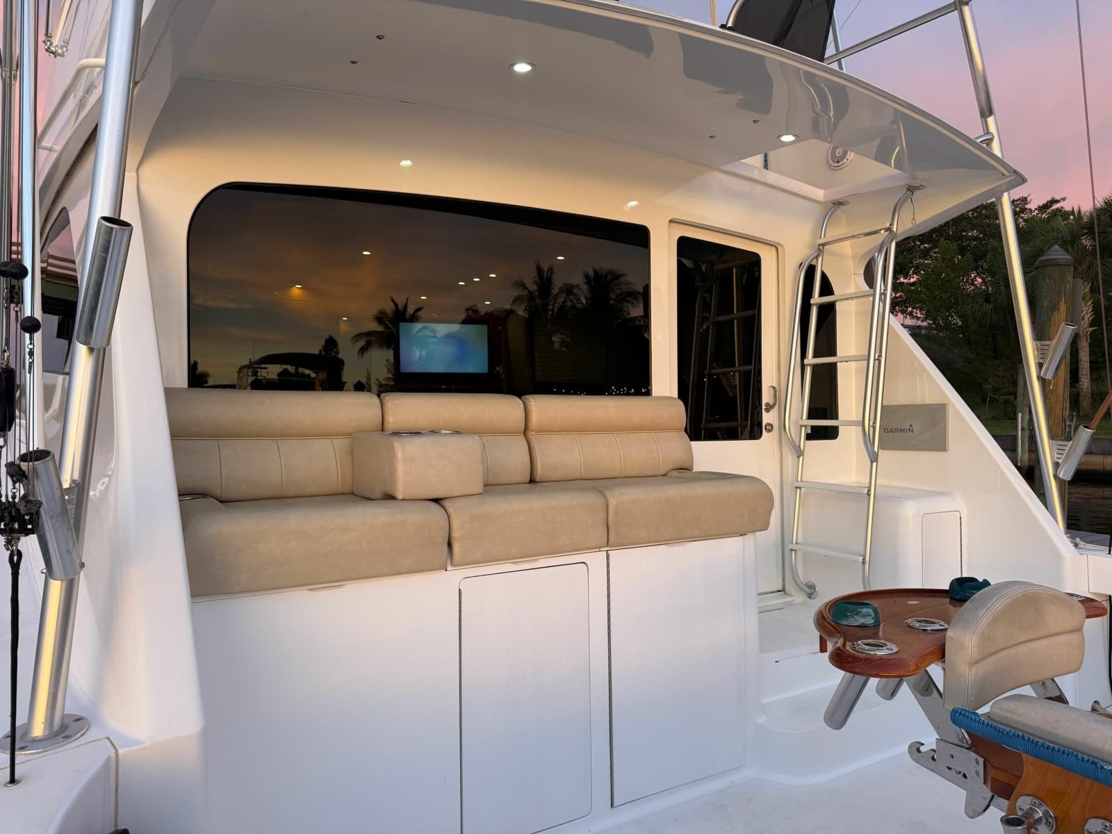 2002 Viking 52 Convertible - Photo 8