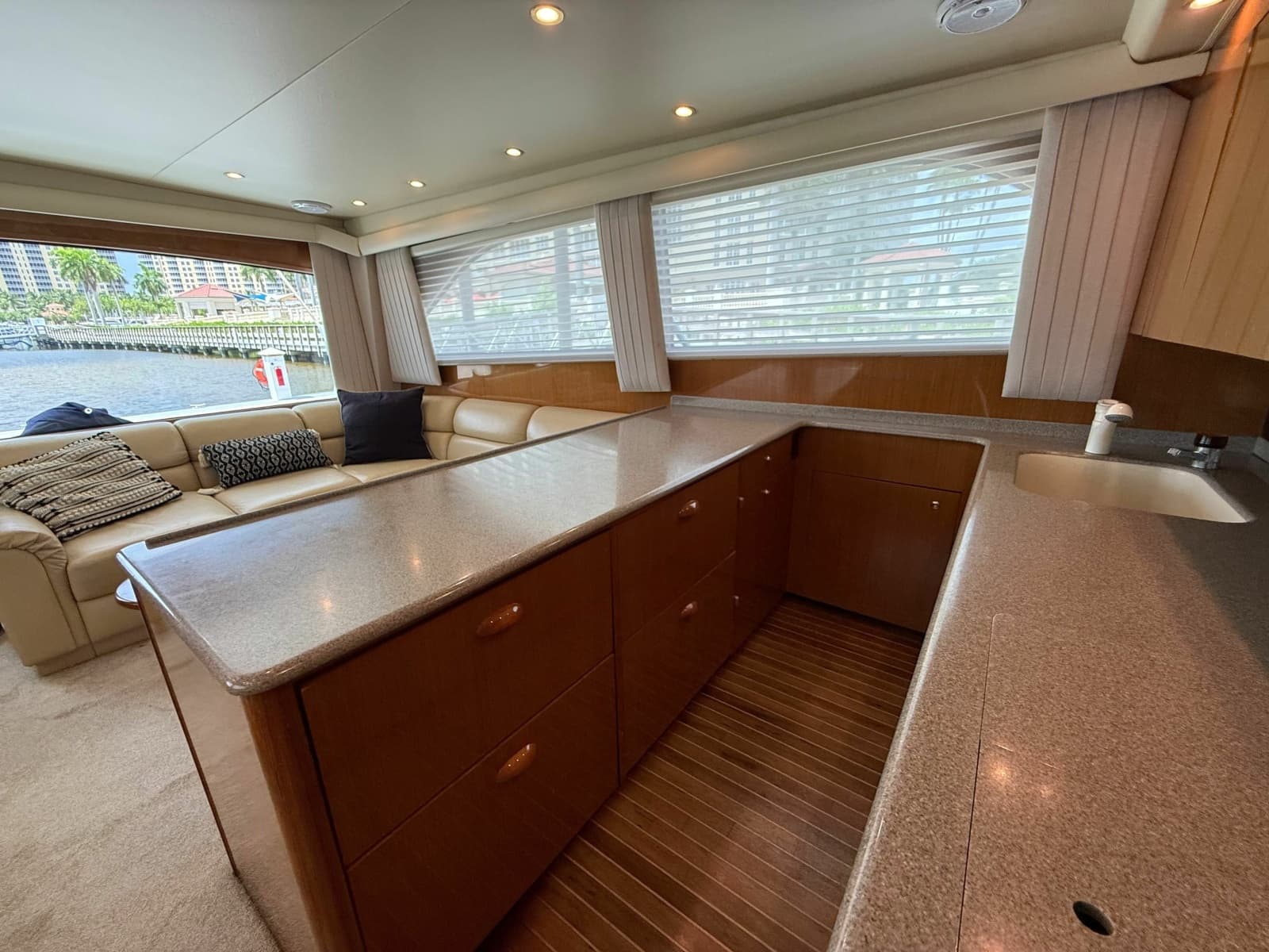2002 Viking 52 Convertible - Photo 46
