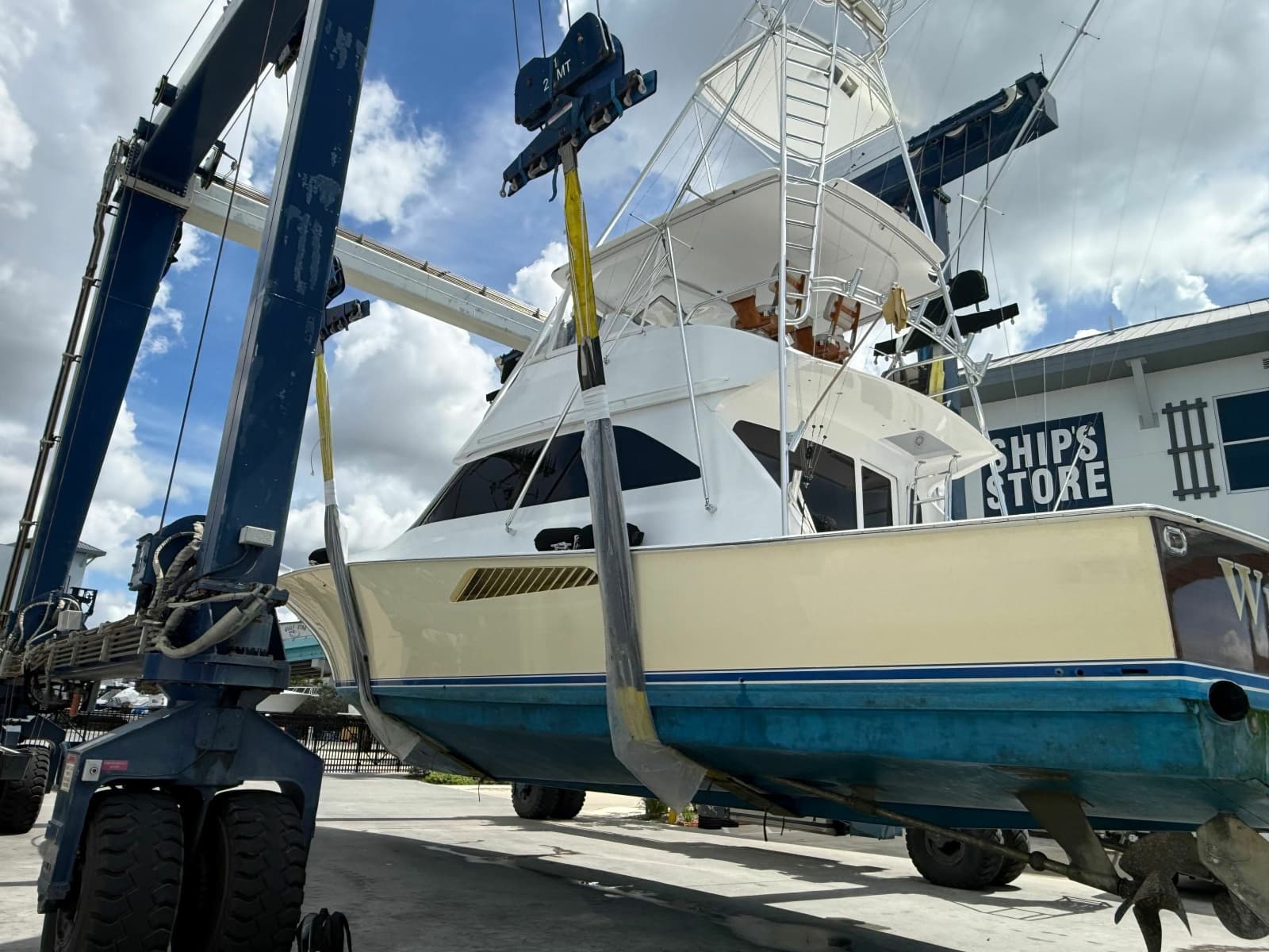 2002 Viking 52 Convertible - Photo 41