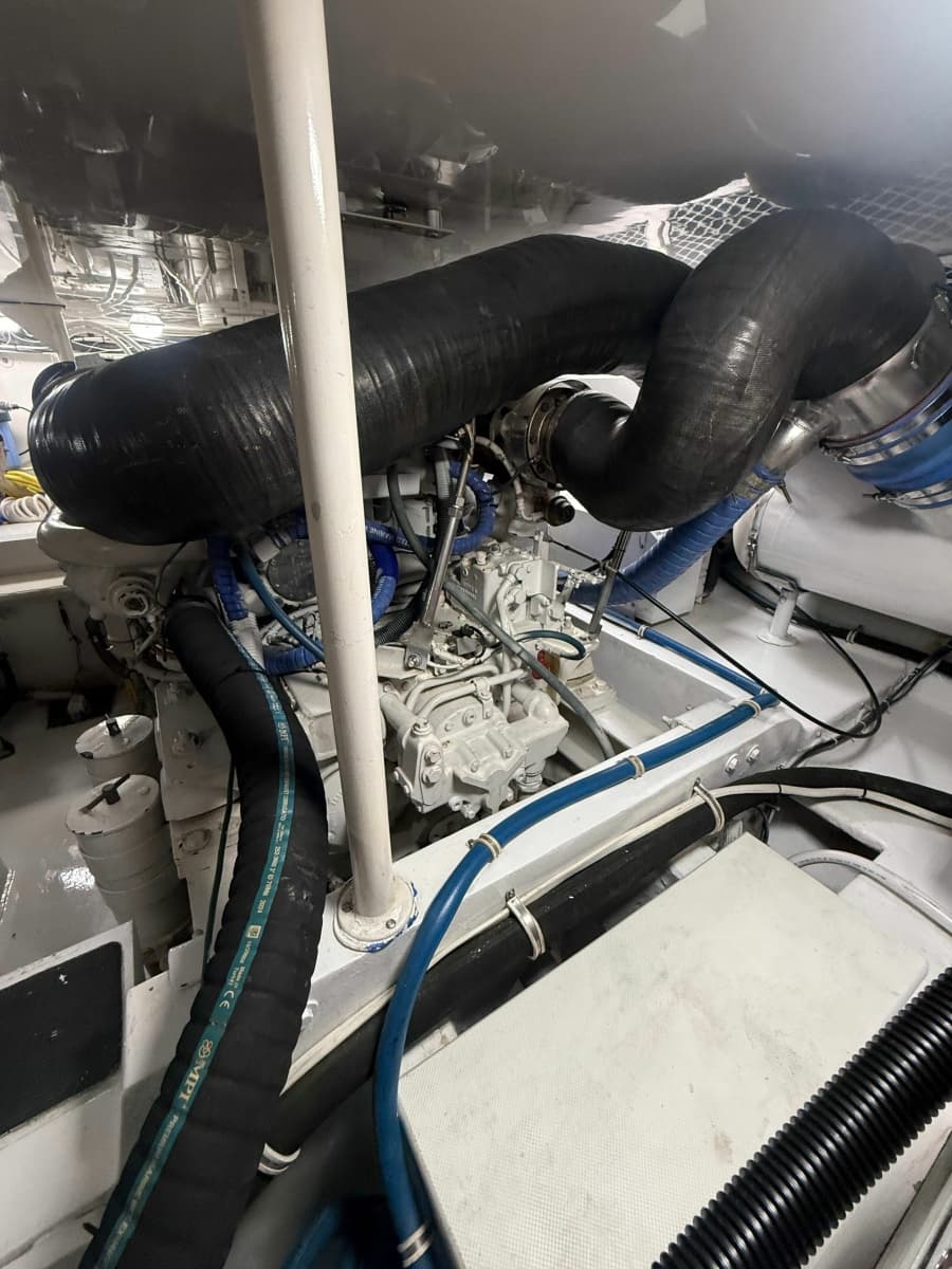 2002 Viking 52 Convertible - Photo 24