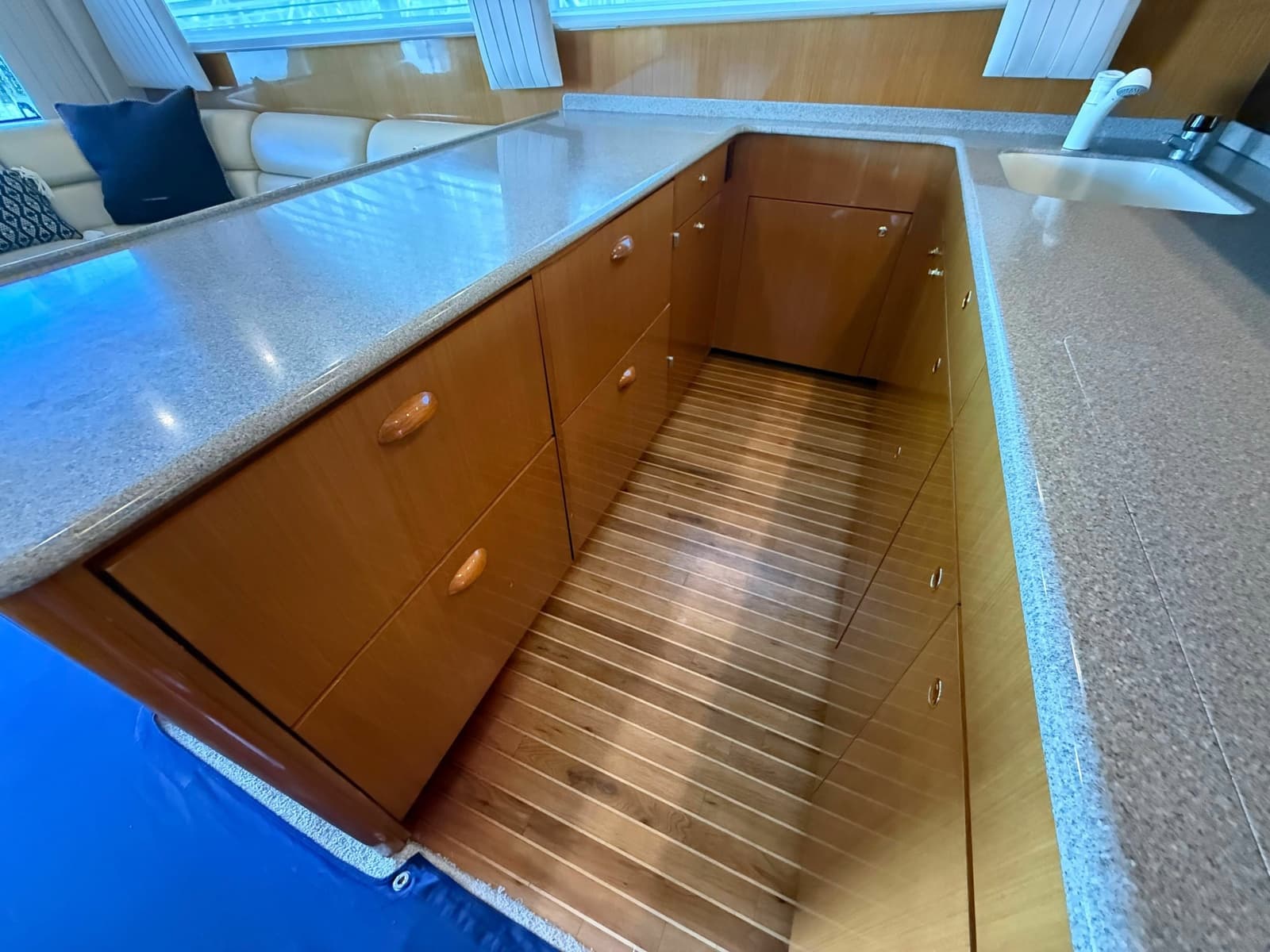2002 Viking 52 Convertible - Photo 38