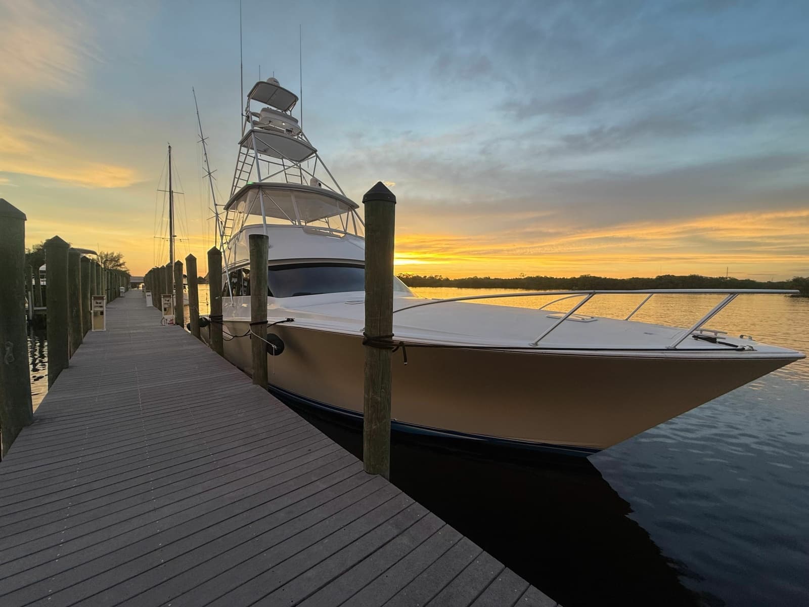 2002 Viking 52 Convertible - Photo 3