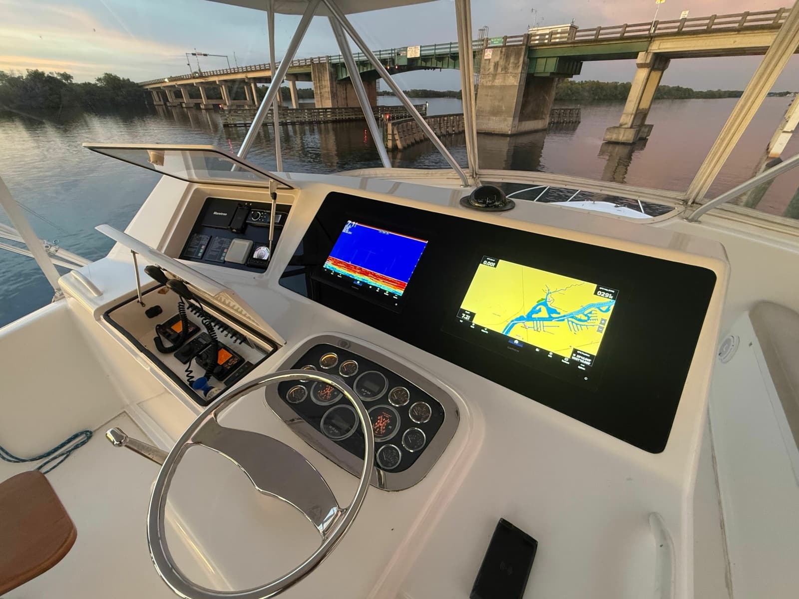 2002 Viking 52 Convertible - Photo 27