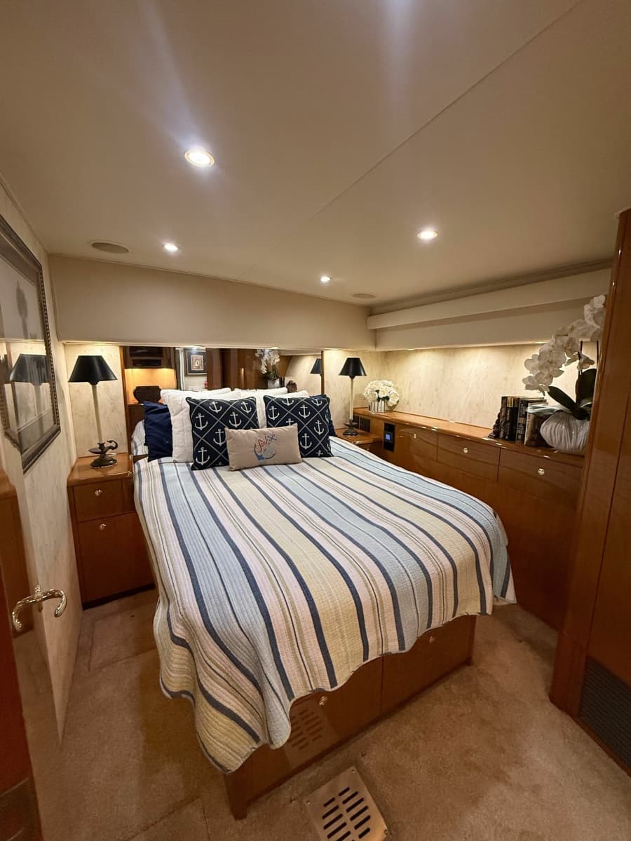 2002 Viking 52 Convertible - Photo 15