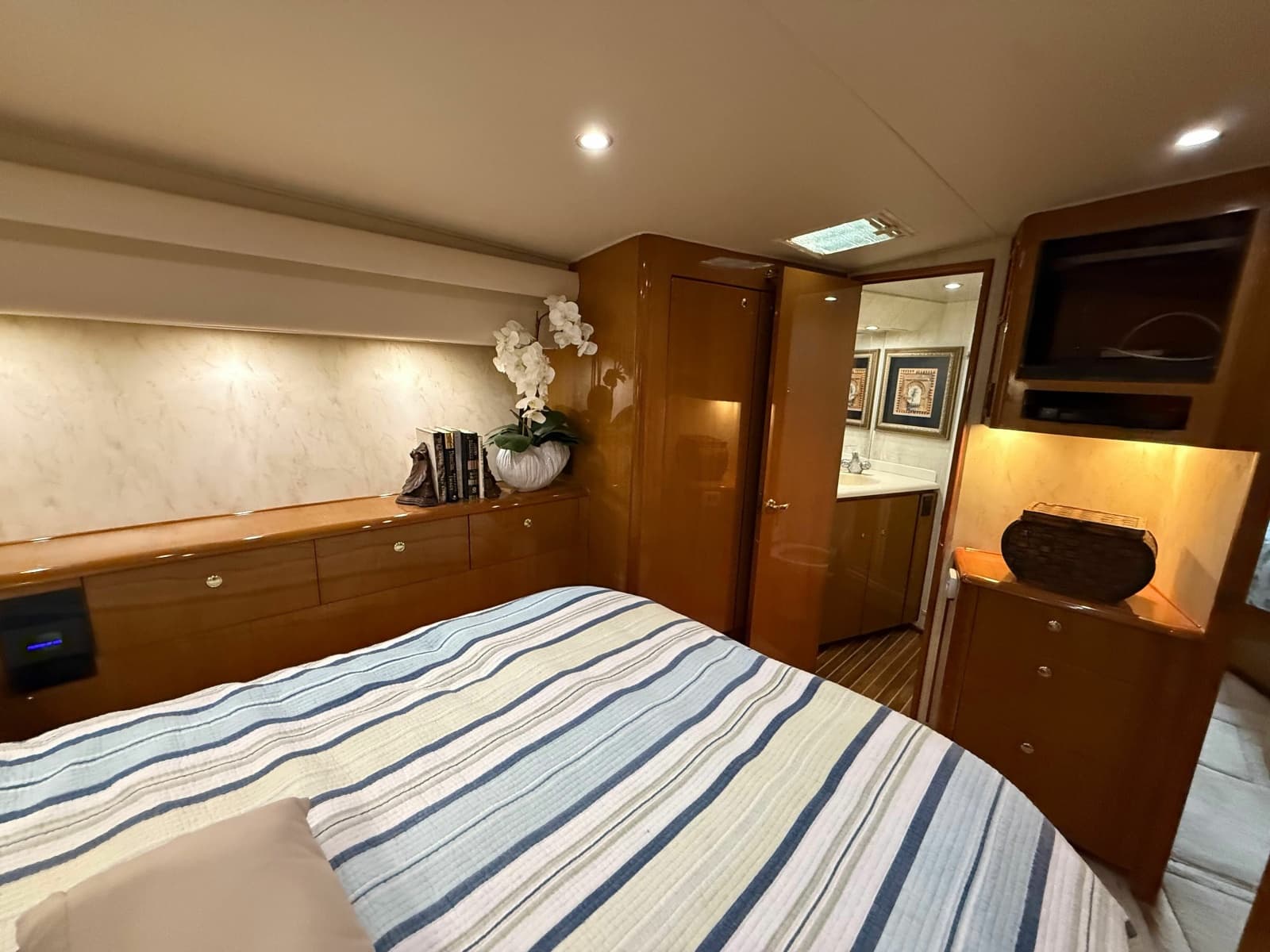 2002 Viking 52 Convertible - Photo 52