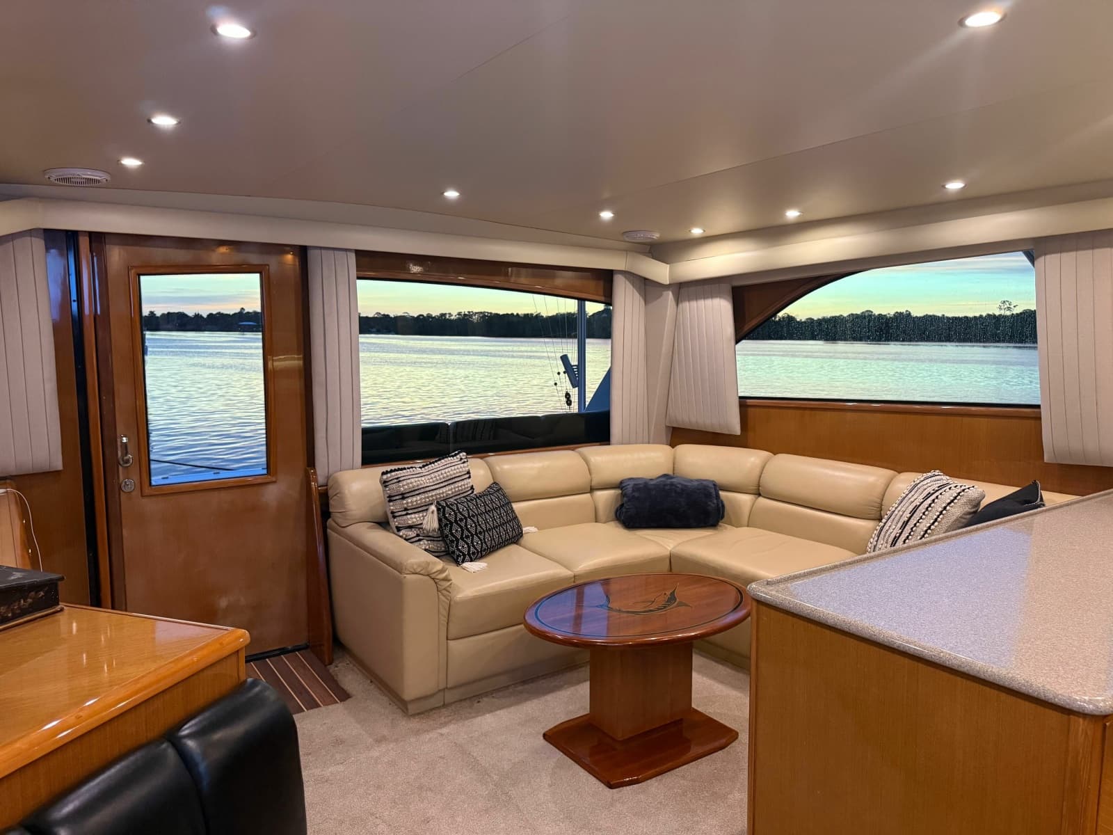 2002 Viking 52 Convertible - Photo 9