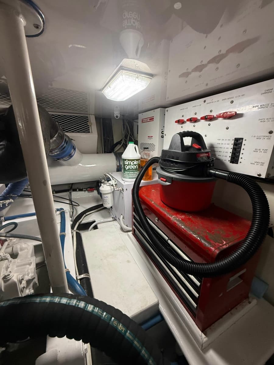 2002 Viking 52 Convertible - Photo 32