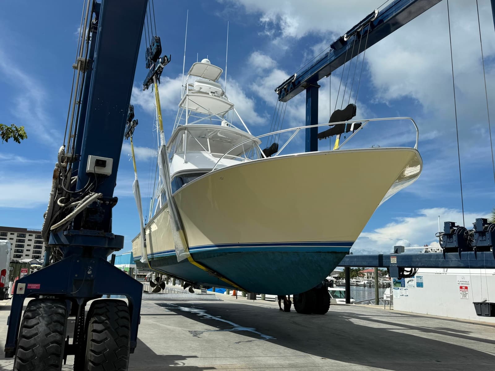 2002 Viking 52 Convertible - Photo 40