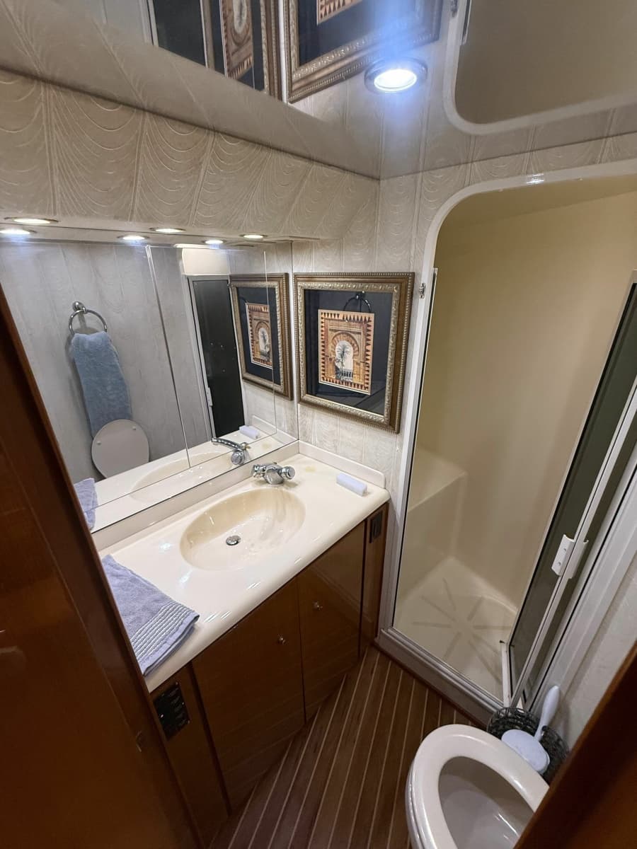2002 Viking 52 Convertible - Photo 28