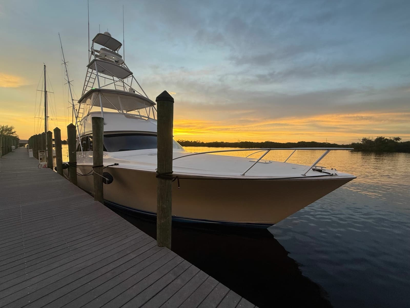 2002 Viking 52 Convertible - Photo 4