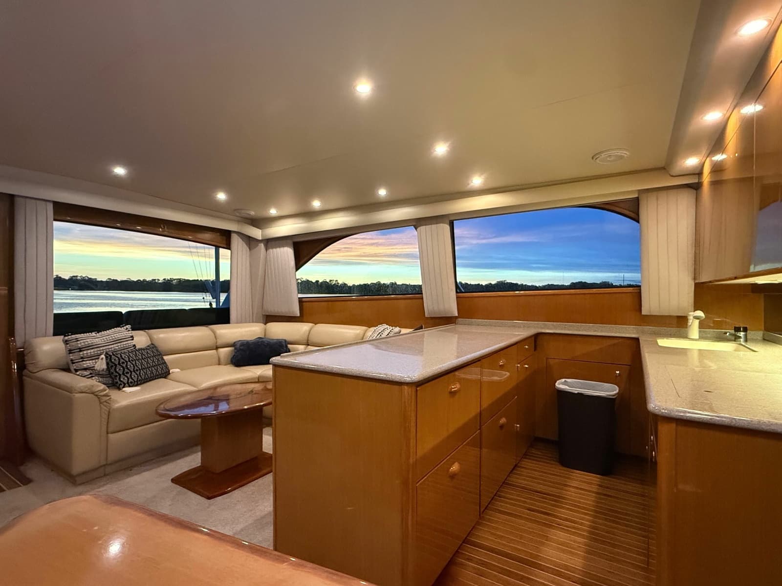 2002 Viking 52 Convertible - Photo 10