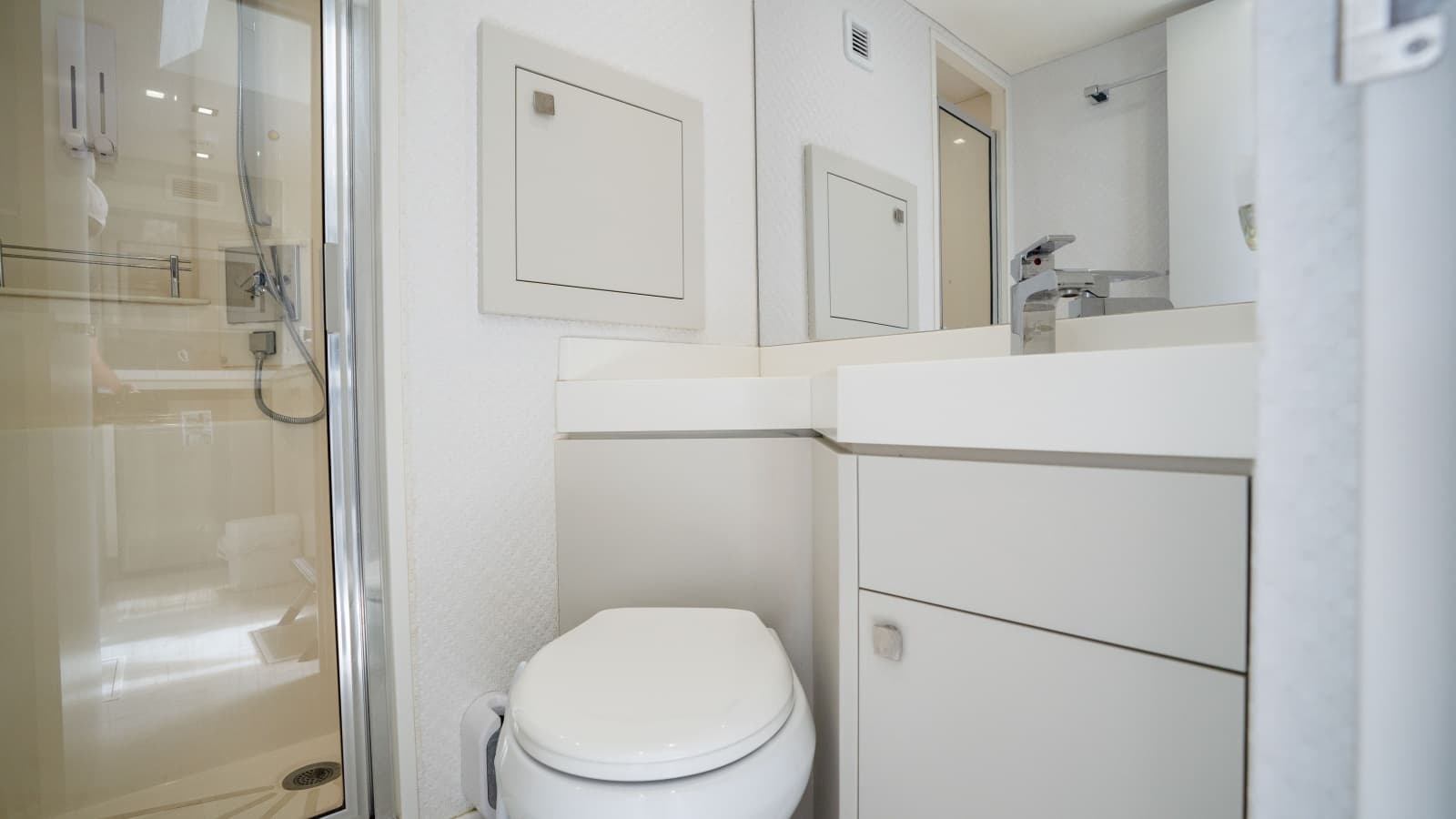 2018 Hatteras M75 - Photo 57