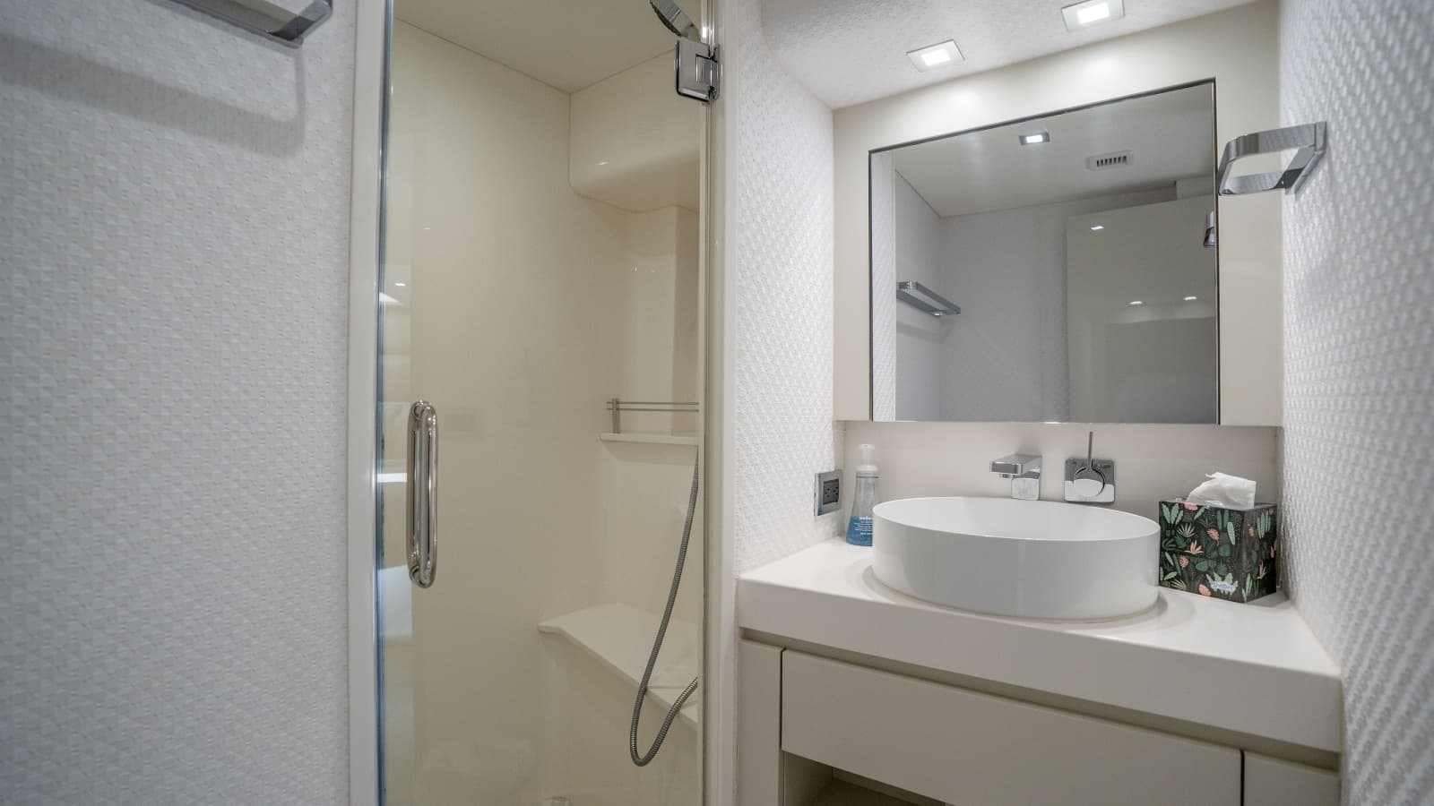 2018 Hatteras M75 - Photo 48