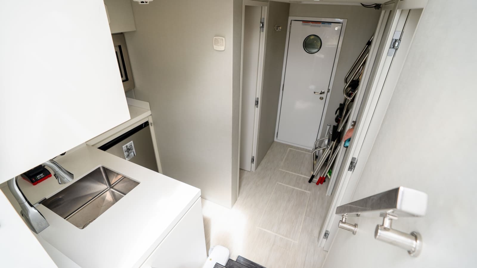 2018 Hatteras M75 - Photo 54