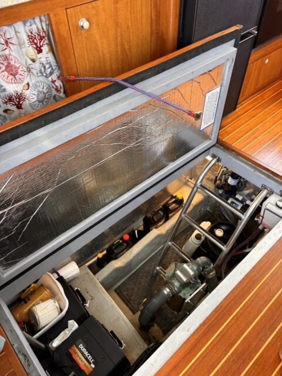 2002 Mainship 390 - Photo 47