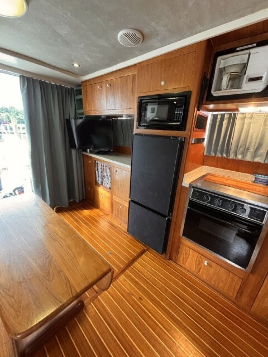 2002 Mainship 390 - Photo 29
