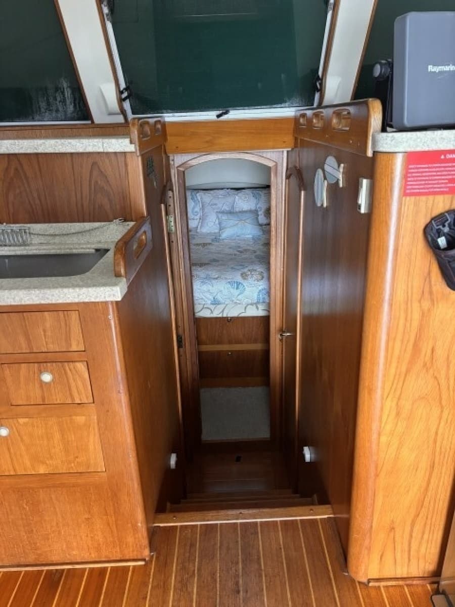 2002 Mainship 390 - Photo 33