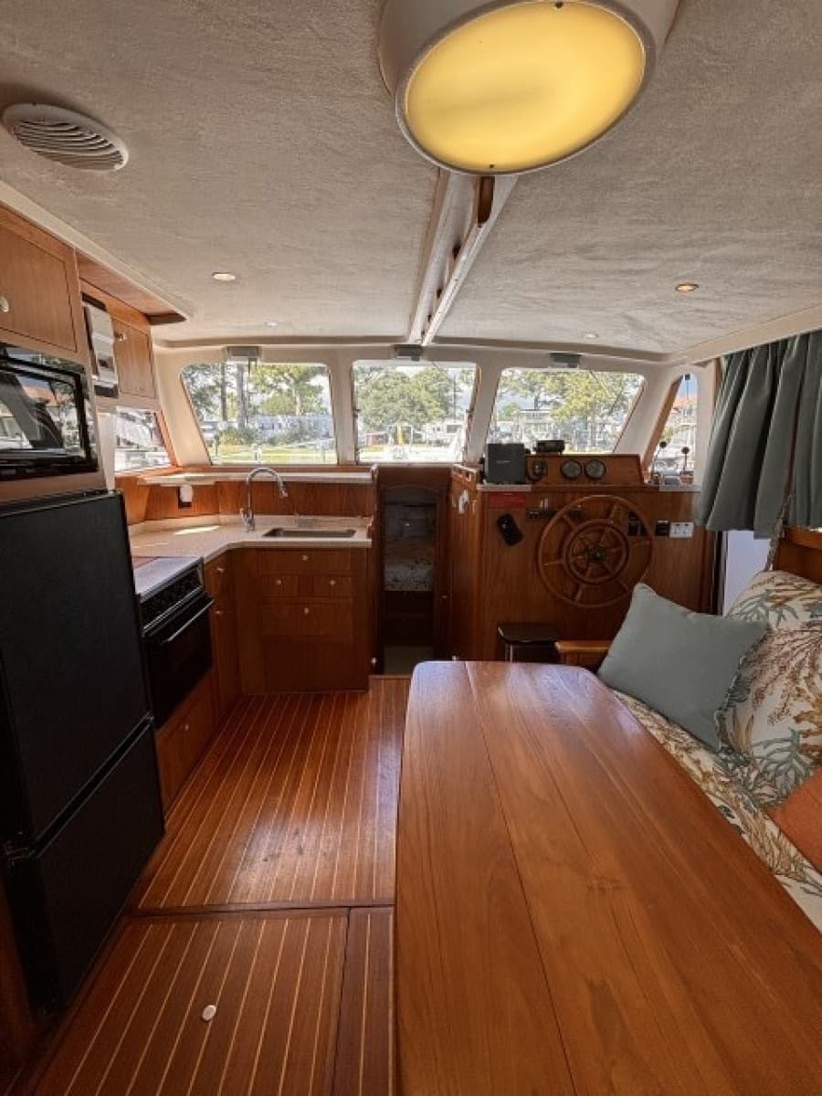 2002 Mainship 390 - Photo 35