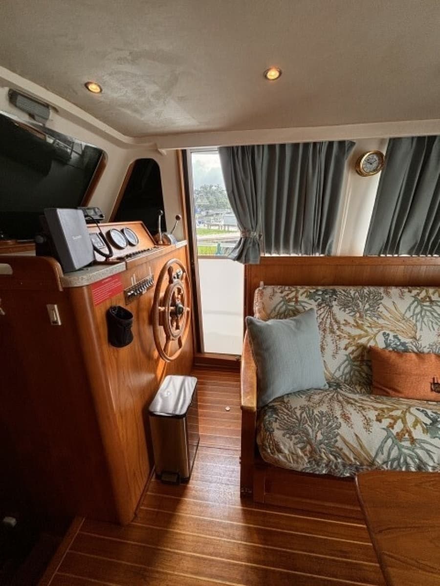 2002 Mainship 390 - Photo 28