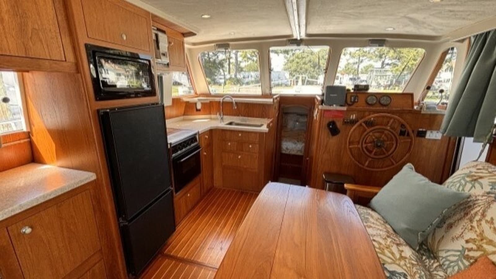 2002 Mainship 390 - Photo 37