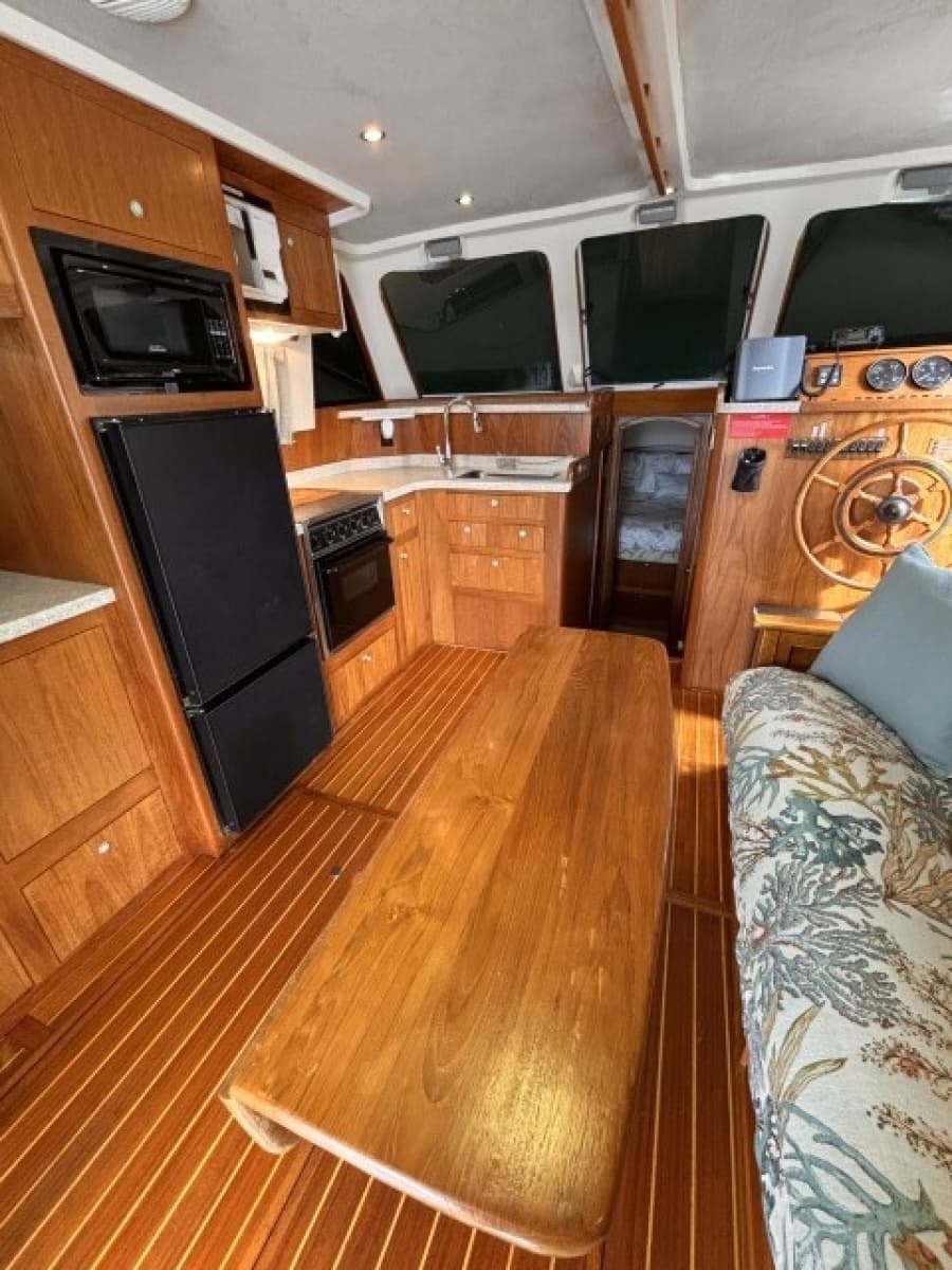 2002 Mainship 390 - Photo 27